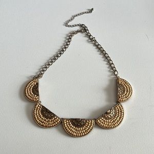 CHOCKER NECKLACE, UNIQUE VINTAGE STYLE GOLD TONE METAL With WOODEN BEADS UEC